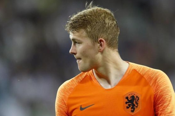 德弗里踢什么位置？