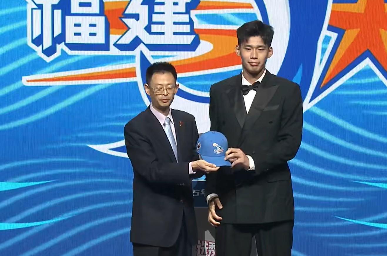 狀元及第，福建男籃首輪第一順位選擇了清華中鋒楊曦皓