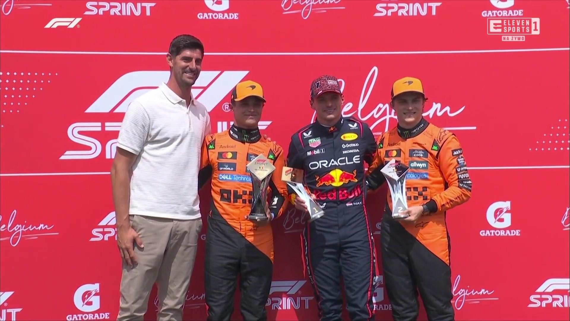 現(xiàn)身斯帕賽道，庫爾圖瓦與沖刺賽三位領(lǐng)獎臺車手合影