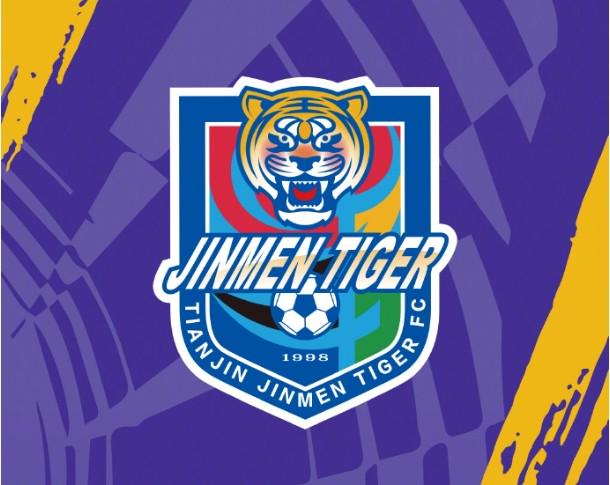 天津日?qǐng)?bào)：尚未達(dá)到復(fù)出條件的石炎跟隨津門(mén)虎隊(duì)出征青島客場(chǎng)