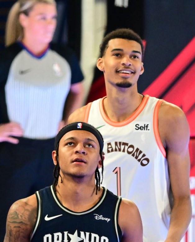 蒂格：我認(rèn)為現(xiàn)在的班凱羅比文班亞馬強(qiáng)，因?yàn)槲陌噙€毫無(wú)成就