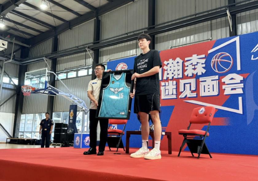 楊瀚森效力NBA期間，青島男籃將暫存球隊15號球衣