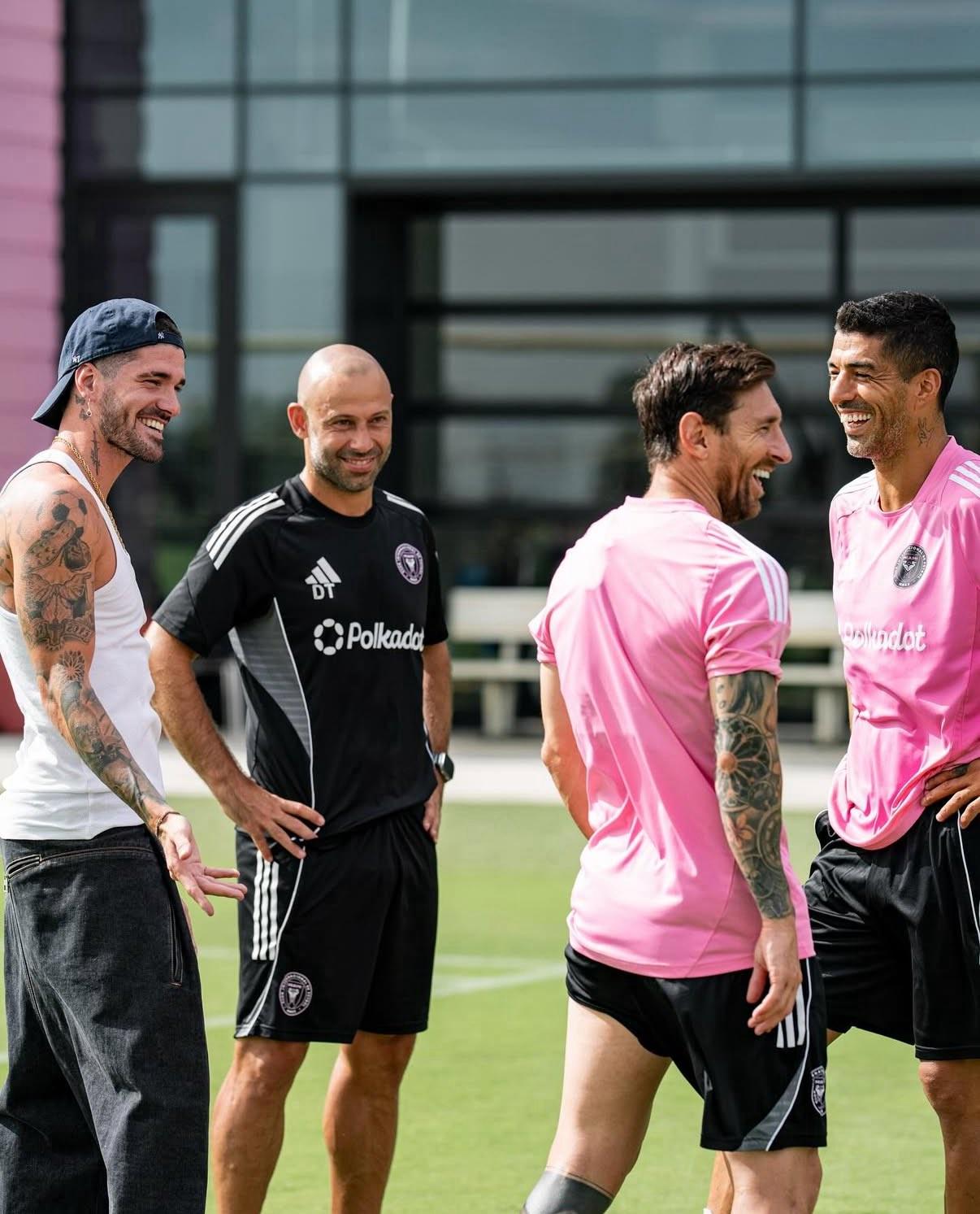 德保羅已抵達邁阿密國際俱樂部，與梅西相擁有說有笑